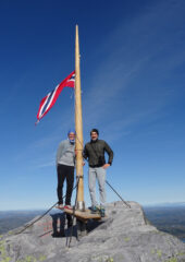 Niente croce... ma bandiera di vetta!