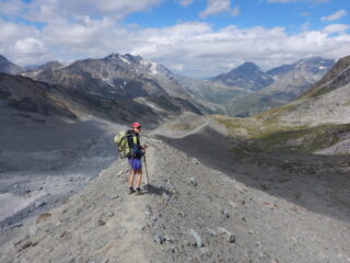 Sentiero su morena in discesa
