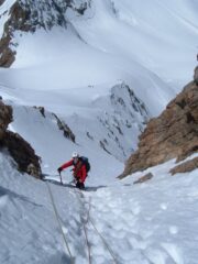 Il canale-camino che porta in prossimità dell'intaglio a quota 3.700