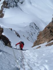 Il canale-camino che porta in prossimità dell'intaglio a quota 3.700