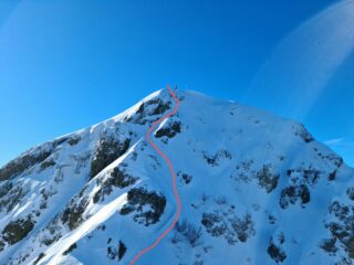 Il sistema di canalini seguito fino alla Vetta visto dal Pennino