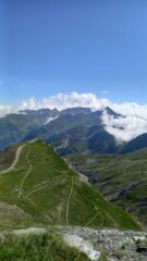 Dalle casermette. La in condonato conca dei 13 laghi e la piramide del Cournour