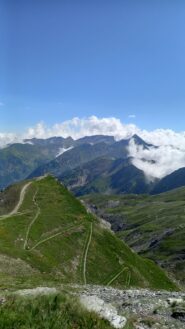 Dalle casermette. La in condonato conca dei 13 laghi e la piramide del Cournour