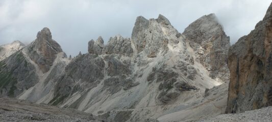 Rifugio Passo Principe visto dal sentiero verso il Passo d'Antermoia