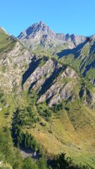 Salendo dall'alpe crossenna si vede di fronte il Boucie.