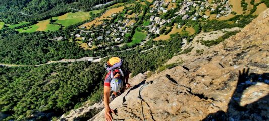 La ferrata sovrasta l'abitato di Les Vigneaux