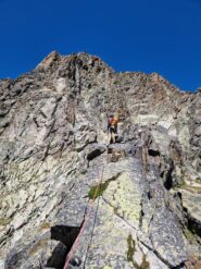 Verso la parte alta dello sperone: un mare di roccia