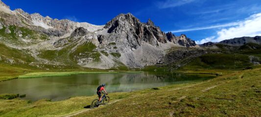 Al cospetto dello splendido lac des Cerces