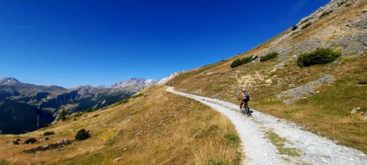 La sterrata verso il col Buffere
