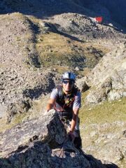 Sulla cresta con il rifugio sullo sfondo