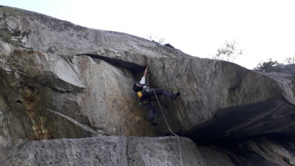 sulla variante di dx del diedro di 6b+ o A0 di L3..passo chiave..


