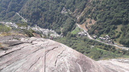 sui placconi a circa meta' via..