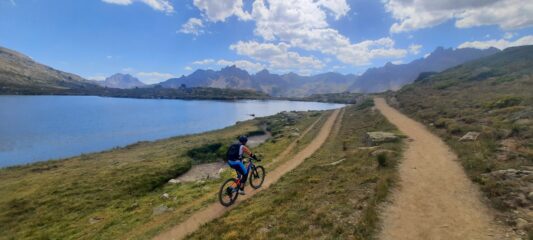 Passaggio in bici del lago Laramon
