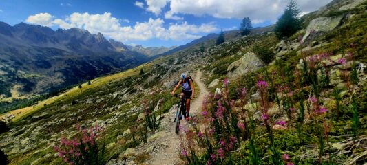 Inizia il lungo chemin de Ronde prima in lieve salita