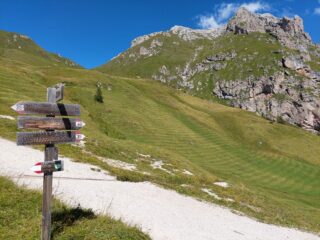 Il Sass de Pütia visto da sotto la Forcela.