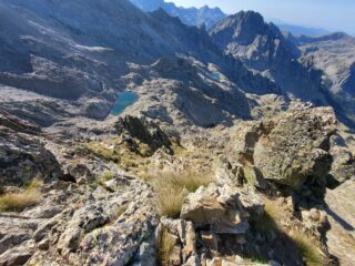 Il lago sotto il gelas è la parte ripida da sopra