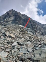 In rosso, il primo muretto della via visto dalla pietraia 