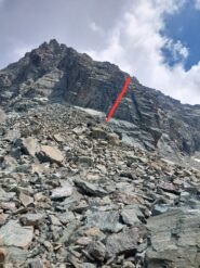 In rosso, il primo muretto della via visto dalla pietraia 