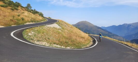 Asfalto perfetto verso il colle