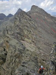 _4 in rosso il sentiero per il passo ischiator _ vista zoomata della cresta percorsa da metà del passaggio di III