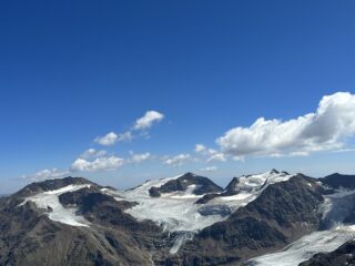 Panorama dalla vetta: Palon de la mare, monte Vioz, punta Linke, punta Taviela, come di Pejo e Rocca di Santa Caterina