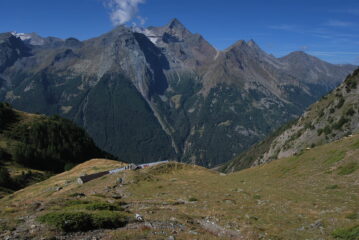 Alpeggio di Arpisson e Grivola visti salendo al Col Garin
