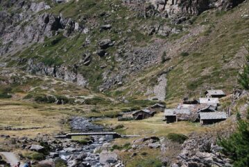 Sulla via del ritorno: l’arrivo a Grauson desot e il “sentiero invernale” che corre alla destra del torrente