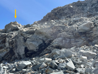 ometto su roccione da prendere come riferimento (ometto su roccione) per la salita nella morena dopo il colle