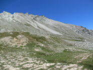 Il ripido versante SO svolto in discesa e segnato in blu