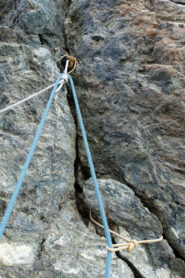 Sosta di calata trovata in loco per scendere alla prima forcella