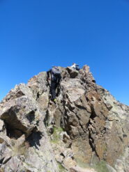 Passaggi su roccia sulla cresta tra la croce e la piramide di ometti