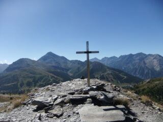 Croce sulla dorsale verso il Pitre d' Aigle con Rognosa sullo sfondo