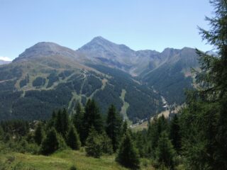 I monti Banchetta e Rognosa scendendo 