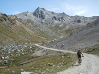 Sullo sfondo Punta Sommeiller 3333 m.