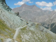 tratto di sentiero che attraversa un  pendio ripido ma  ciclabile