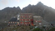 Rifugio e Monviso all'ora del tramonto