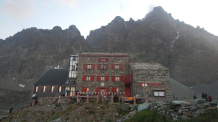 Rifugio e Monviso all'ora del tramonto