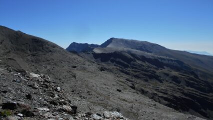 Dal colletto sotto il Veleta appare il Mulhacen, lontanissimo....