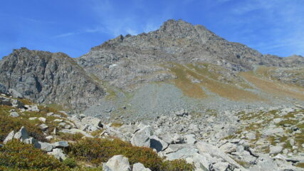 Il ripido canale che porta al Colle Manzol e la punta