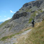 il sentiero, spettacolare, che contorna il versante sud del Monte Bodoira