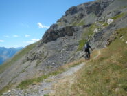 il sentiero, spettacolare, che contorna il versante sud del Monte Bodoira