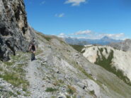 il sentiero attraversa ripidi pendii ma è ben ciclabile