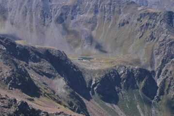 Dalla vetta: Rifugio e Lago Arbolle con visibile il sentiero 14 che sale da Comboè