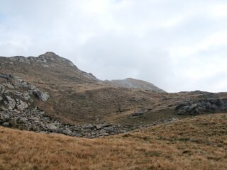 Dal Lago del Geccio la croce di vetta identifica la cima poco evidente