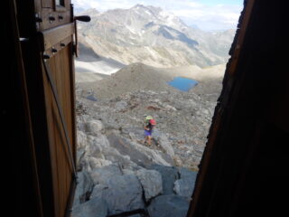 La valle dall'interno del bivacco