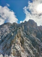 Fine delle difficoltà, tenere sempre la destra lungo lo spigolo per uscire sulla grande cengia superiore.