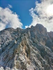 Fine delle difficoltà, tenere sempre la destra lungo lo spigolo per uscire sulla grande cengia superiore.