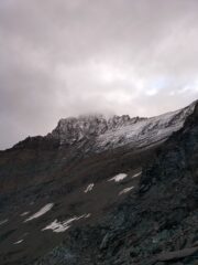 La Grivola imbiancata dal temporale notturno 