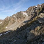 la lunga cresta  illuminata dal primo sole.