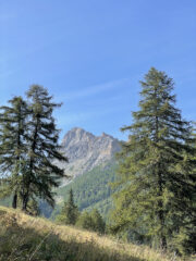 In salita verso il Col des Acles, la Guglia del Mezzodì presidia la valle